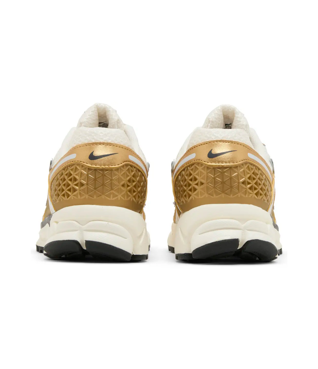 Nike Wmns Air Zoom Vomero 5 Oro Metálico